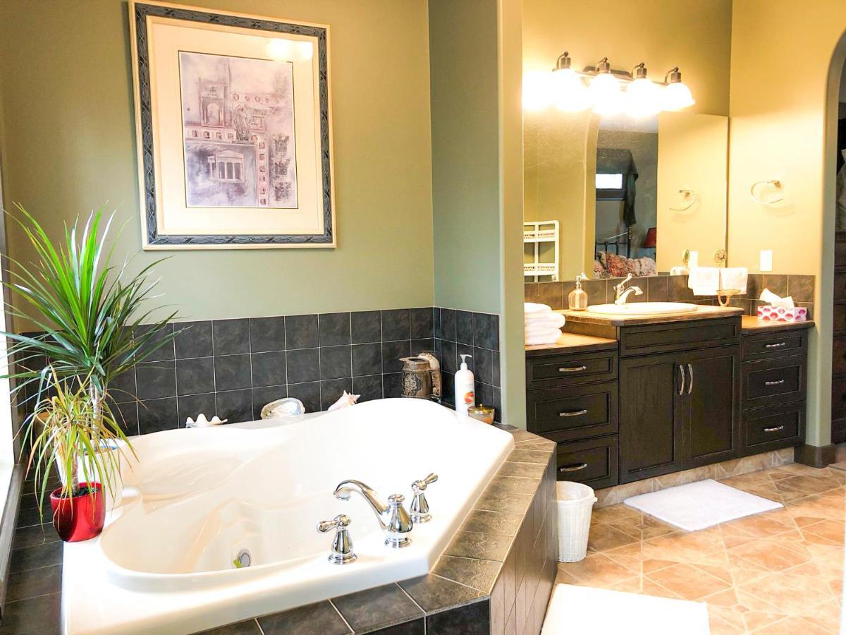 Wolf Creek Bed And Breakfast Ponoka Экстерьер фото